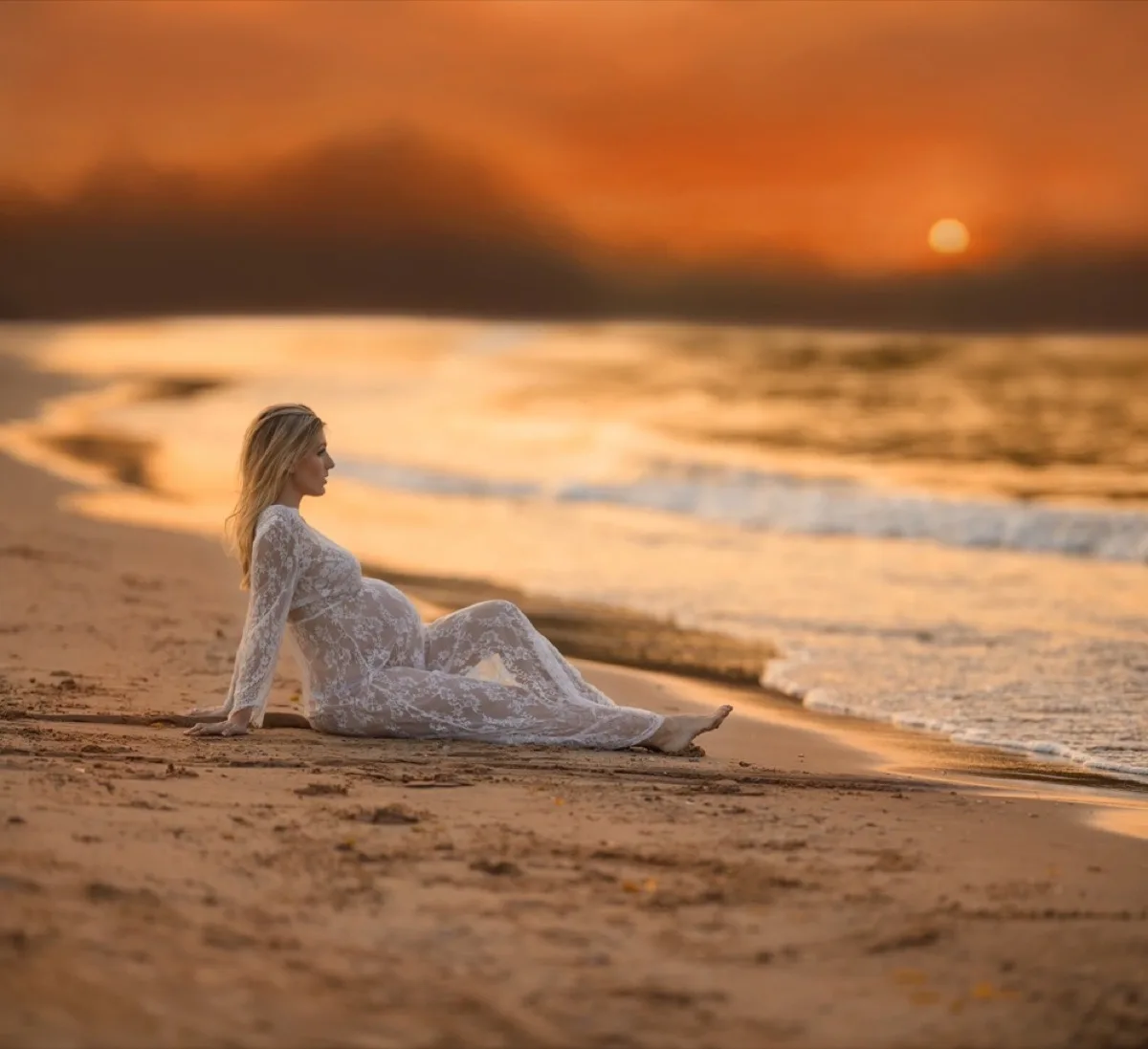 Pregnant woman photographed at golden hour on Lake Michigan near Chicago